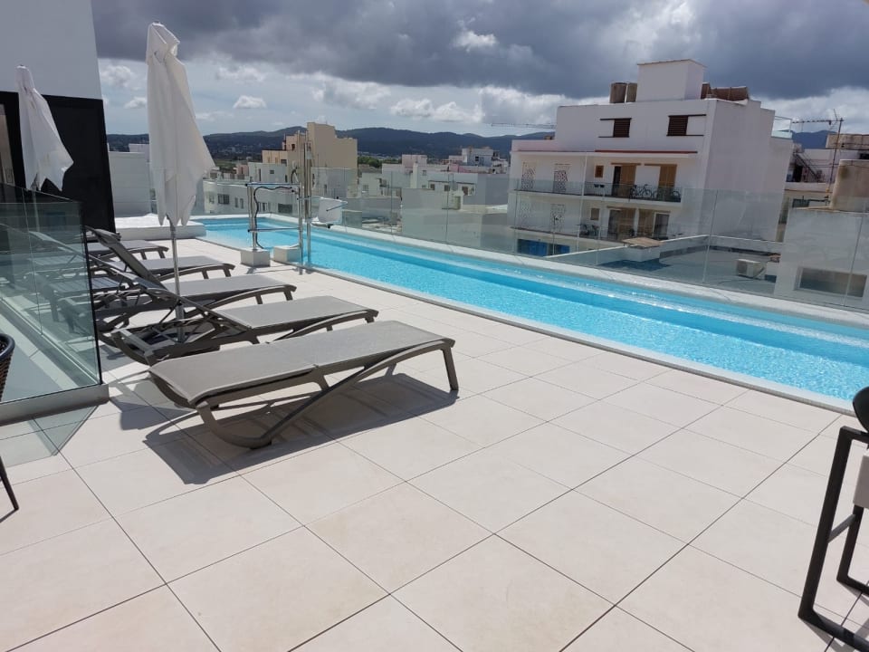 Pool M. HOTEL