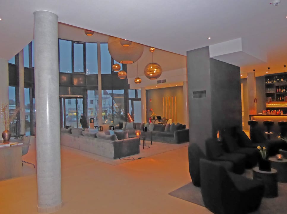 Blick zum Hoteleingang, rechts: Bar SeeHuus Hotel