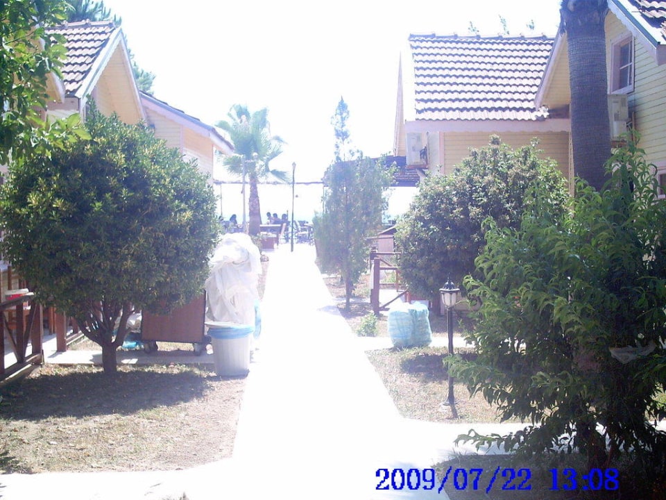 Richtung Wasser Hotel Andiz Beach