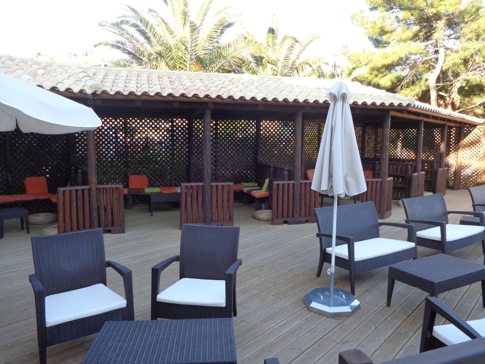 Lounge bei der Poolanlage Hotel Kalithea Horizon Royal