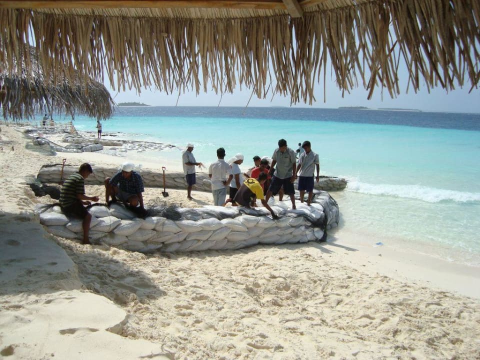 Strandrettungsarbeiten NH Collection Maldives Reethi Resort