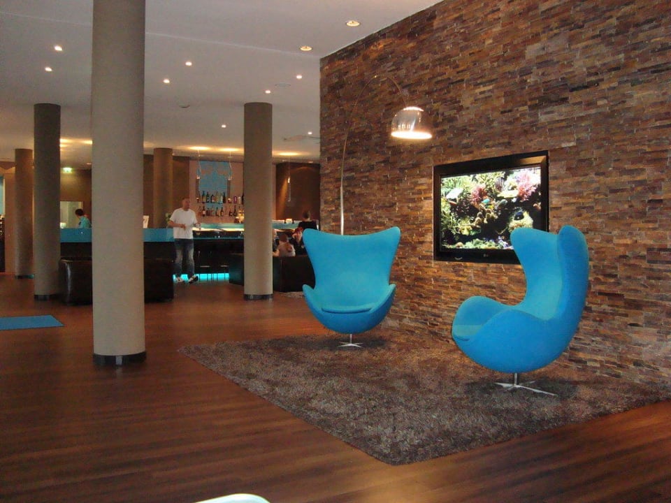Offene Lobby mit Loungebereich Motel One Hamburg Airport