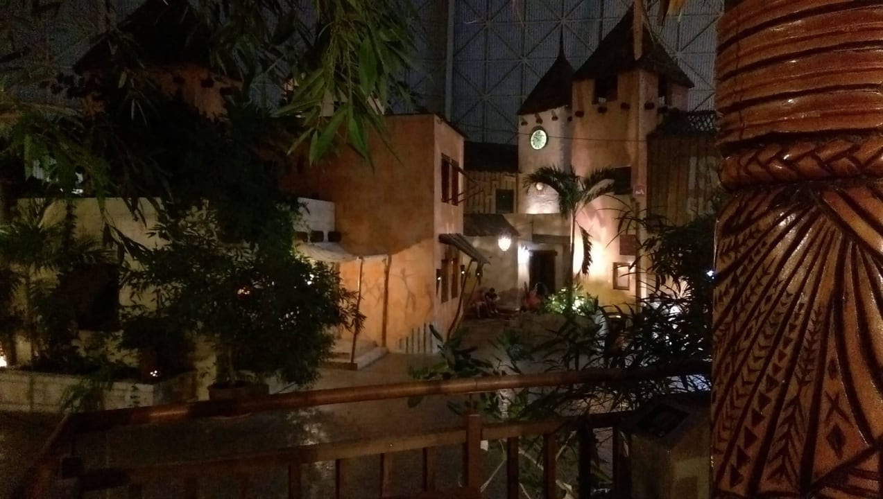 Hier flaniert man zwischendurch Tropical Islands Resort