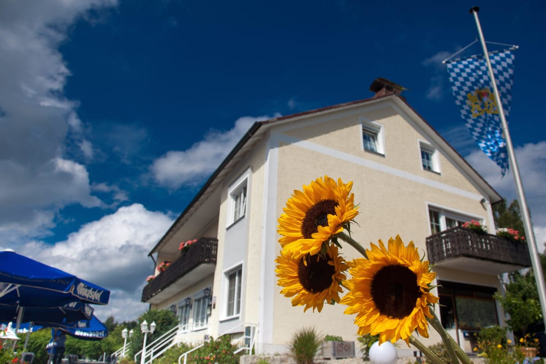 Ansicht Haupthaus mit Terrasse  Landgasthof Am Sonnenhang
