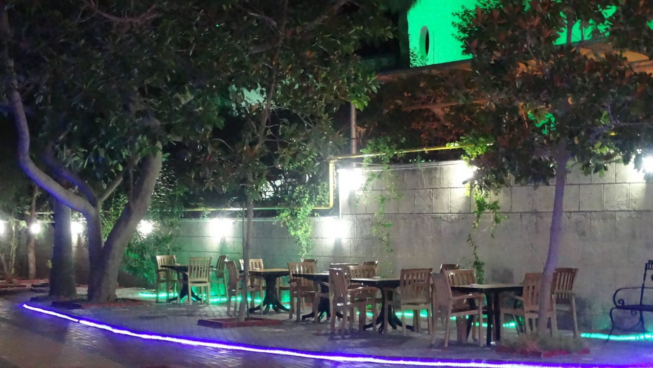 Vor dem Hoteleingang Lonicera Resort & Spa Hotel