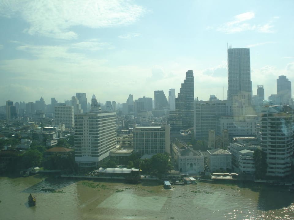 Blick vom Zimmer über den Fluss zum Oriental Hotel Hotel The Peninsula Bangkok