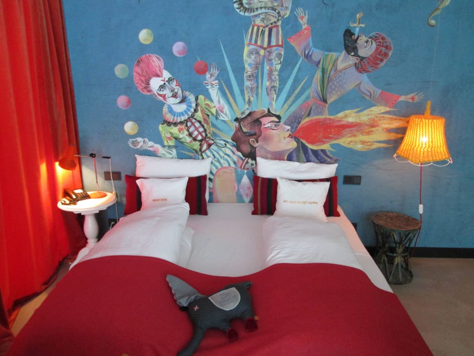 Panorama Suite 614, Bett mit Schlaffant 25hours Hotel Wien beim MuseumsQuartier