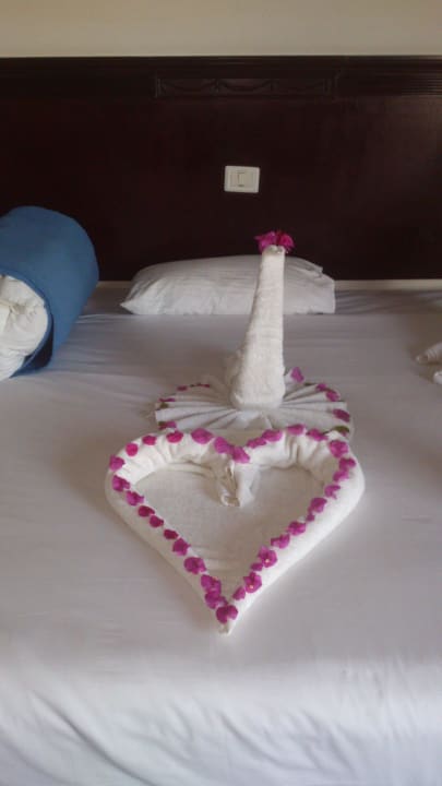 Bettdekoration liebevoll gestaltet  Emerald Resort & Aqua Park