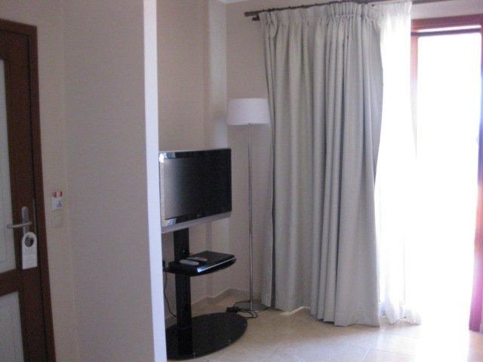 Wohnzimmer mit Fernseher Ikaros Beach Luxury Resort & Spa - Adults Only