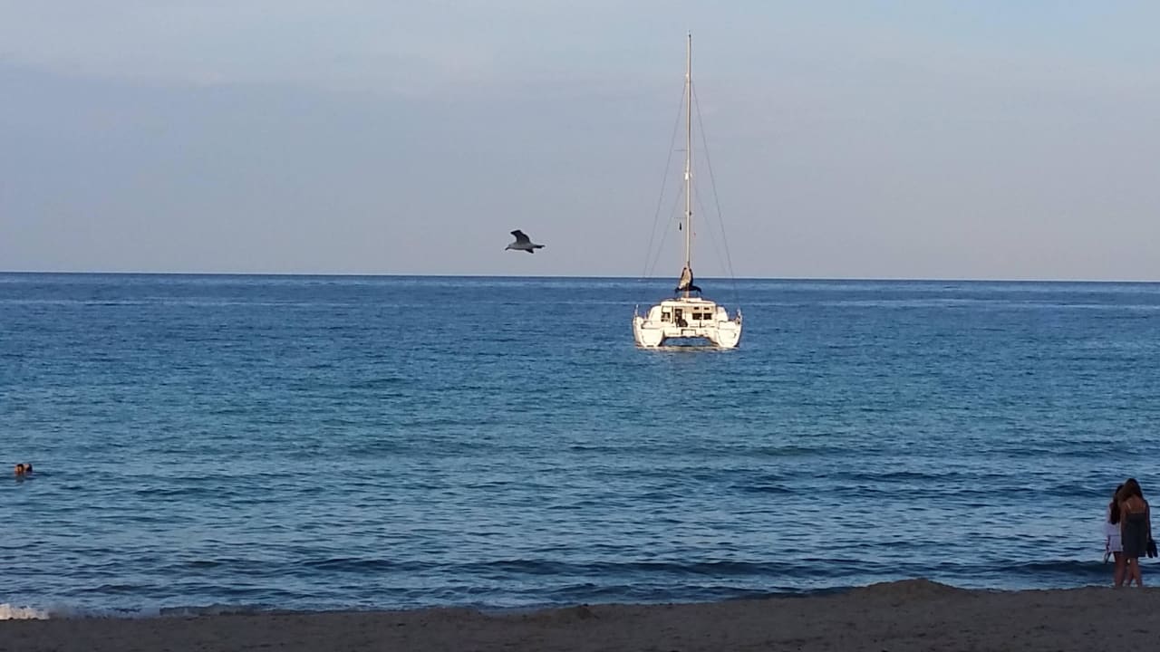 Blick vom Strand auf Meer Hipotels Bahia Grande