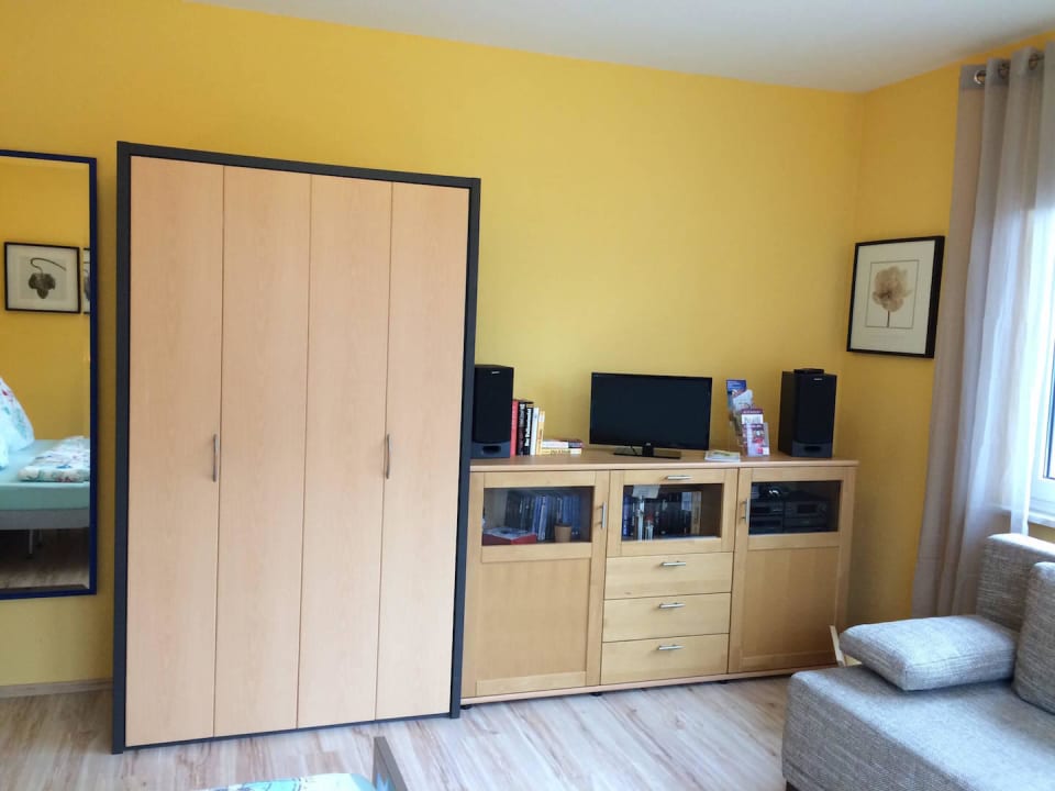 Schrank und HiFi Ferienwohnung Pinguin-City