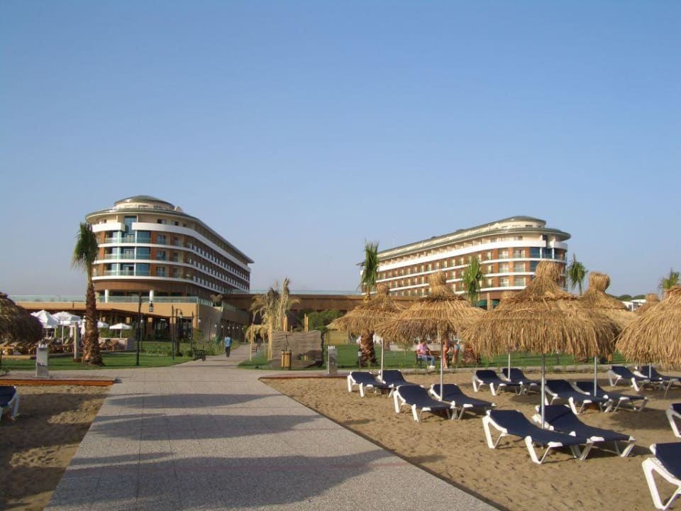 Blick vom Strand aufs Hotel Voyage Belek Golf & Spa