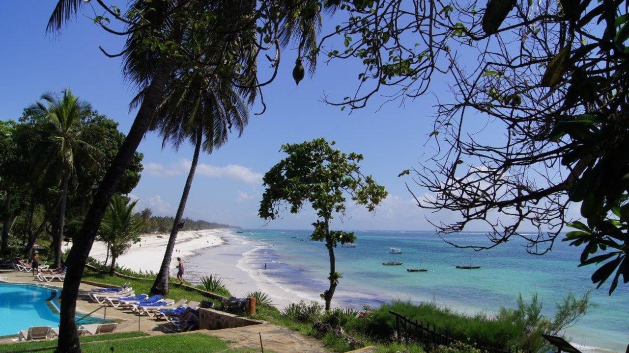 Strand unterm Baobab  Baobab Holiday Resort