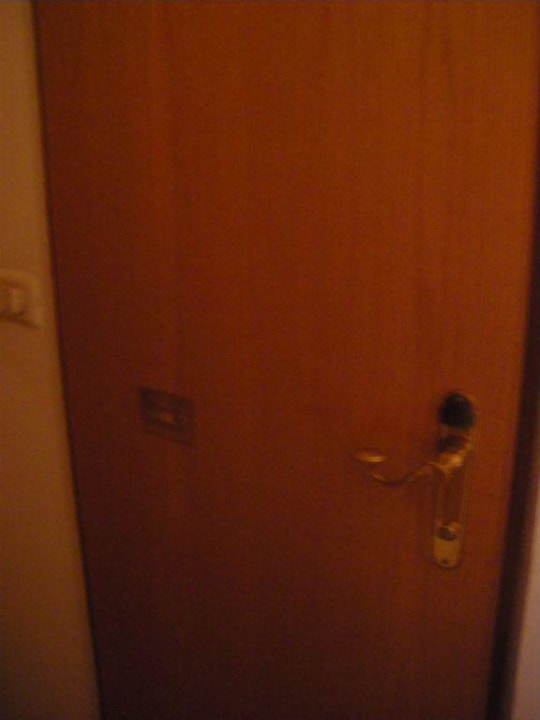 Kaputte Tür Berghotel Dachstein