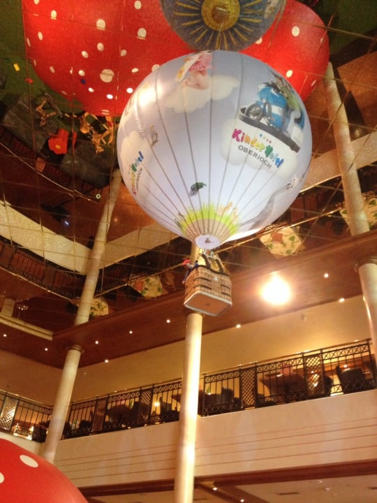 Über dem Spielbereich in der Lobby. Oberjoch - Familux Resort