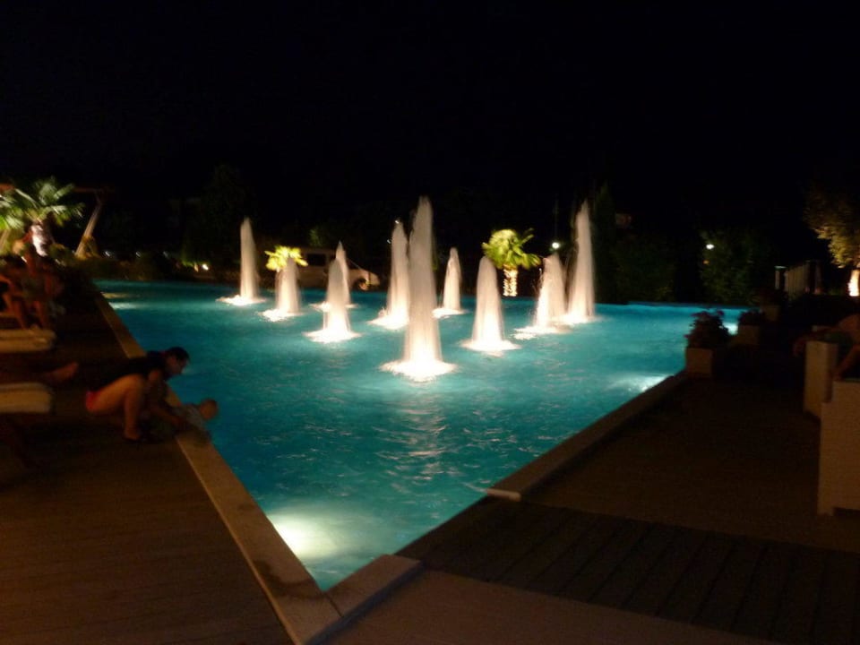 Abends mit Fontäne alltoura Club Hotel Poseidon Palace
