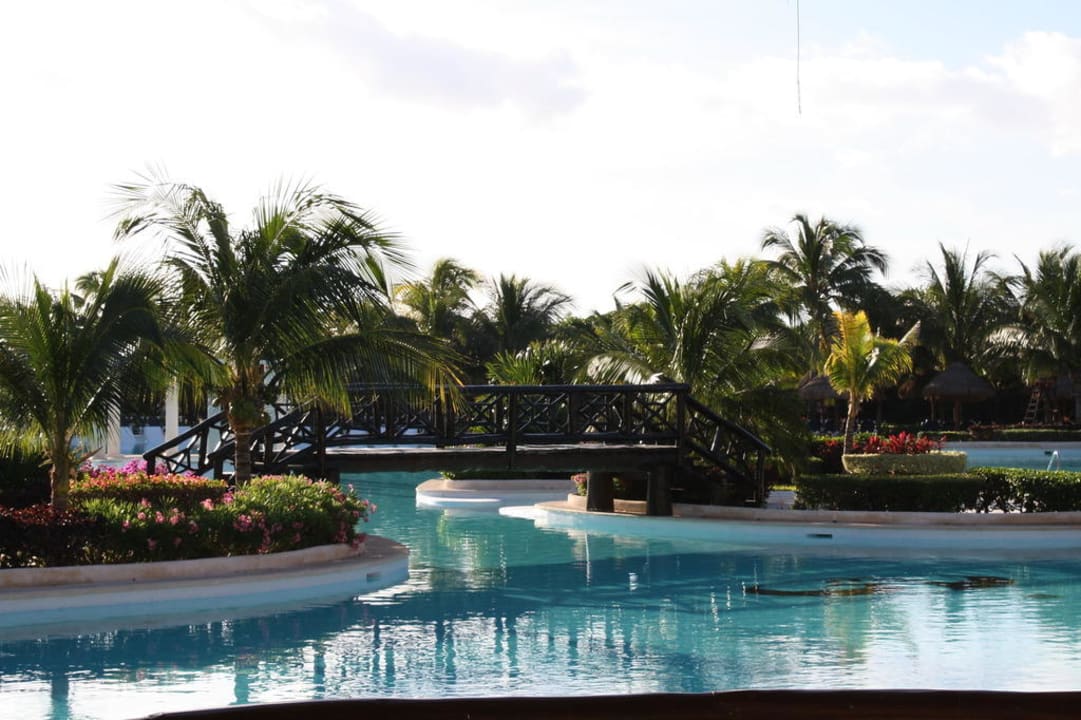 Großer Pool mit Restaurant Grand Palladium Kantenah Resort & Spa