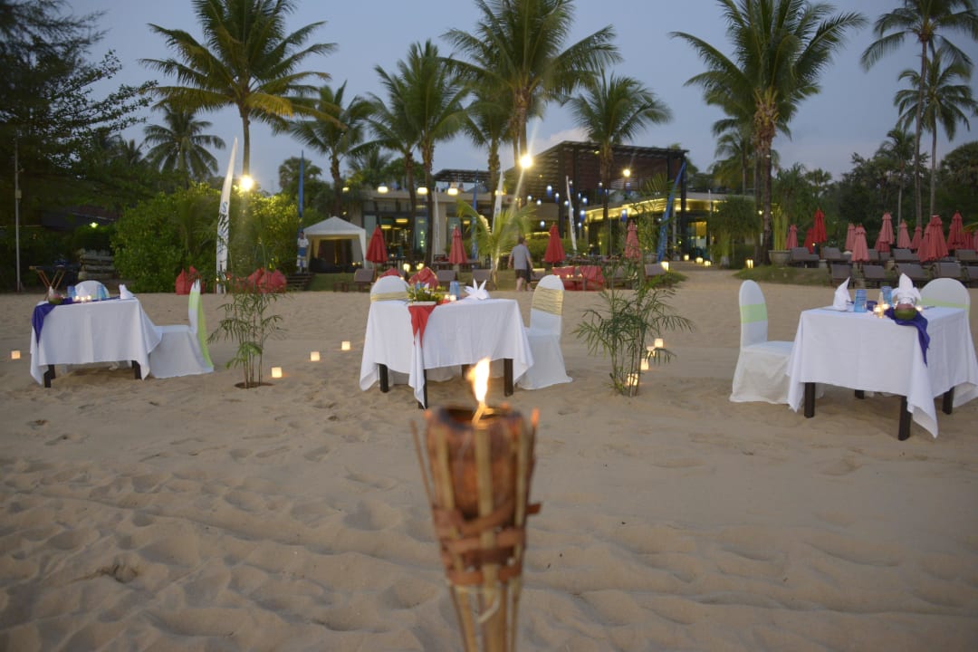 Barbecue beim Sonnenuntergang Ramada Resort by Wyndham Khao Lak