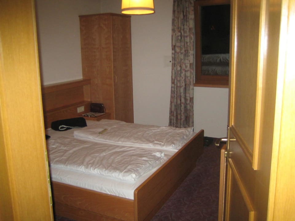 Zimmer durch die Tür zum Gang fotografiert Hotel Gisserhof