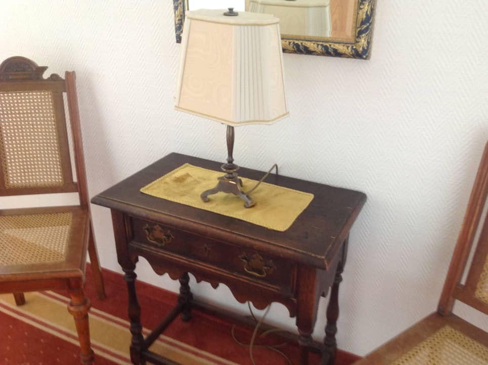 Hübsche alte Kleinmöbel Hotel Helenenhof