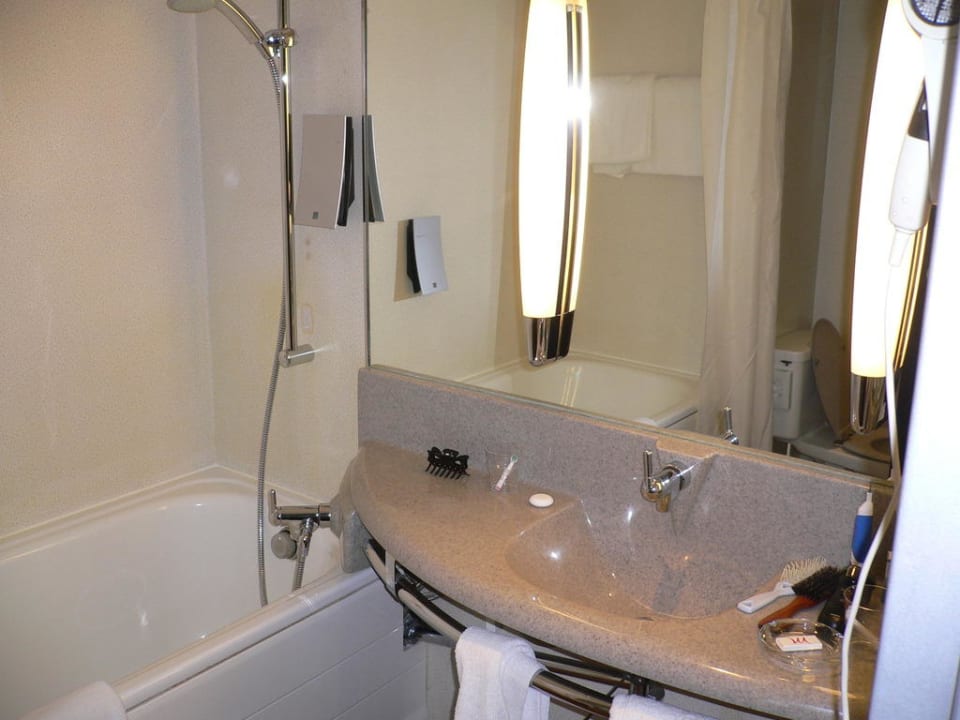 Badezimmer Mercure Hotel Saarbrücken Süd