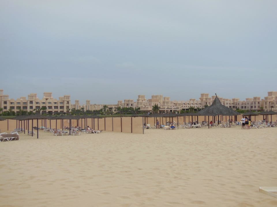 Blick auf Liegen am Strand Hotel Riu Touareg