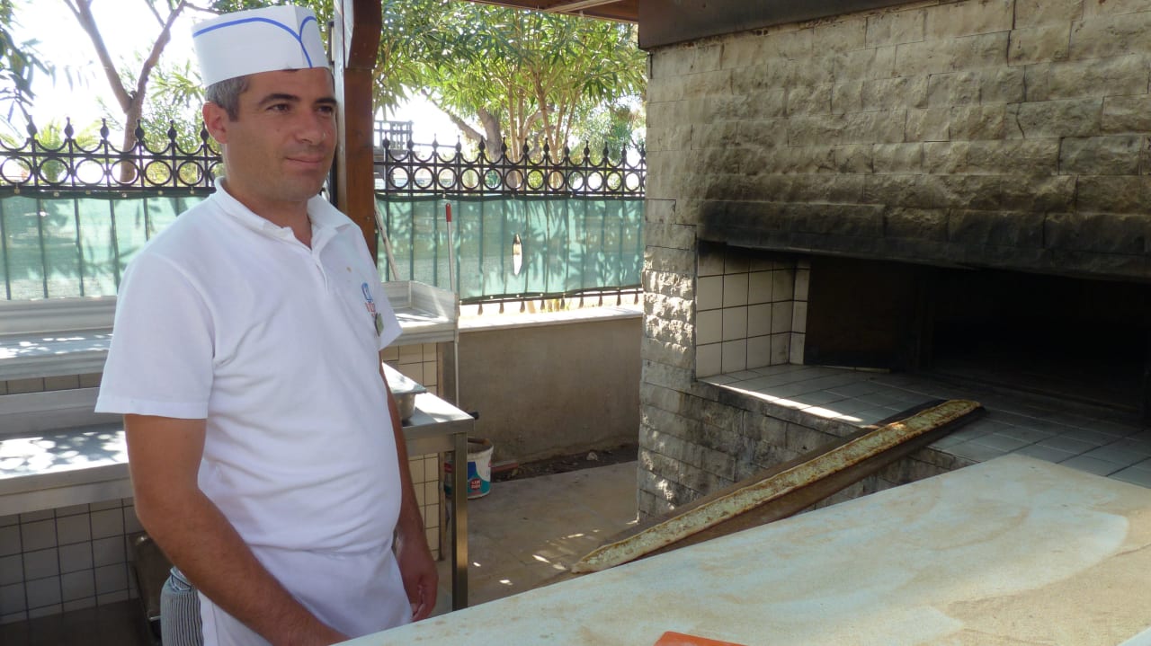Pizza-Bäcker nimmt Bestellung an Sunis Evren Beach Resort Hotel & Spa