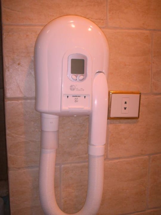 Festmontierter Fön im Zimmer Pensée Royal Garden Beach Resort