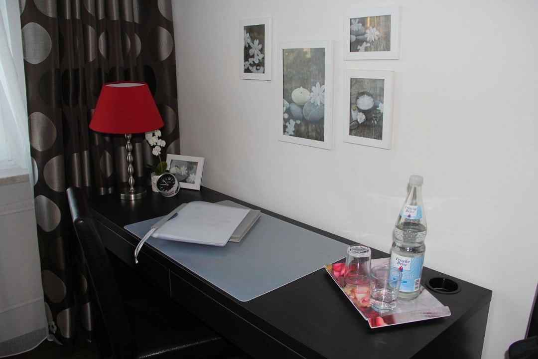 Schreibtisch im Schlafzimmer  Ferienwohnung Miramar