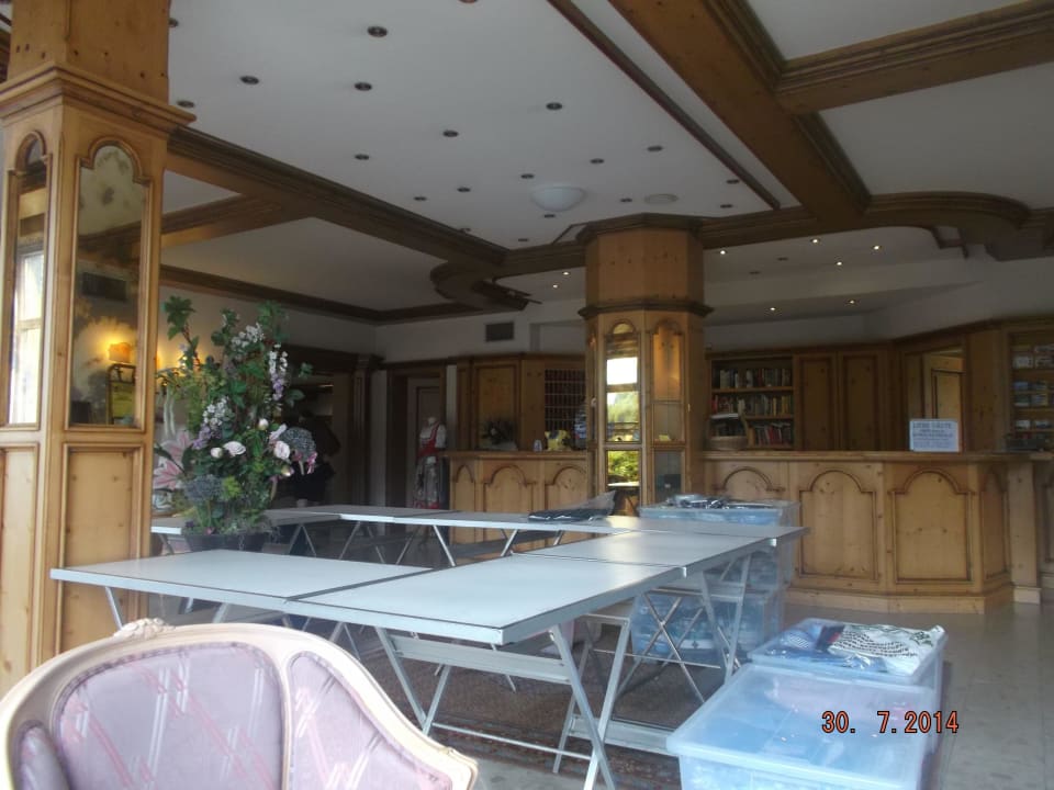 Rezeption mit Hemdenbasar Burghotel Am Hohen Bogen