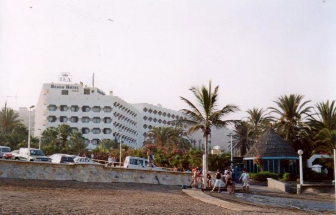 Blick vom Strand zum Hotel (direkter Zugang!) Corallium Beach by Lopesan Hotels - Adults only