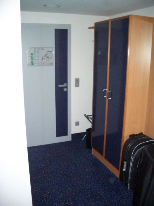 Eingangstür und Schrank Insel Hotel