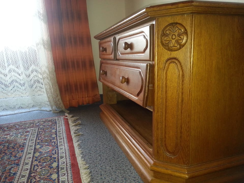 Kommode im ersten Zimmer " TV Bereich Hotel Bergland-Hof