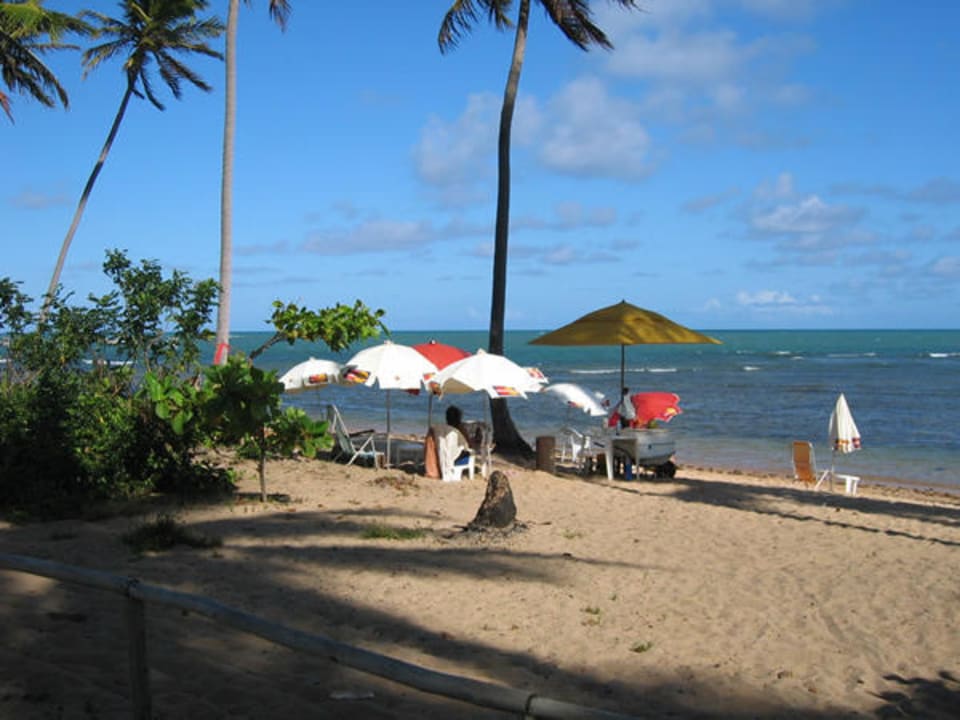 Strandidylle mit Schatten und Getränken Hotel Porto Zarpa