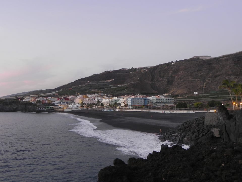 Blick vom Hotel zum Strand und Puerto Naos. Melia La Palma Hotel