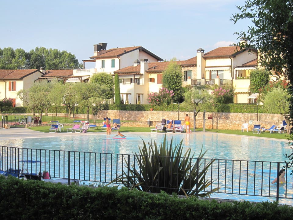Teilansicht des Garda-Pools mit Bungalows Residence Garda Resort Village