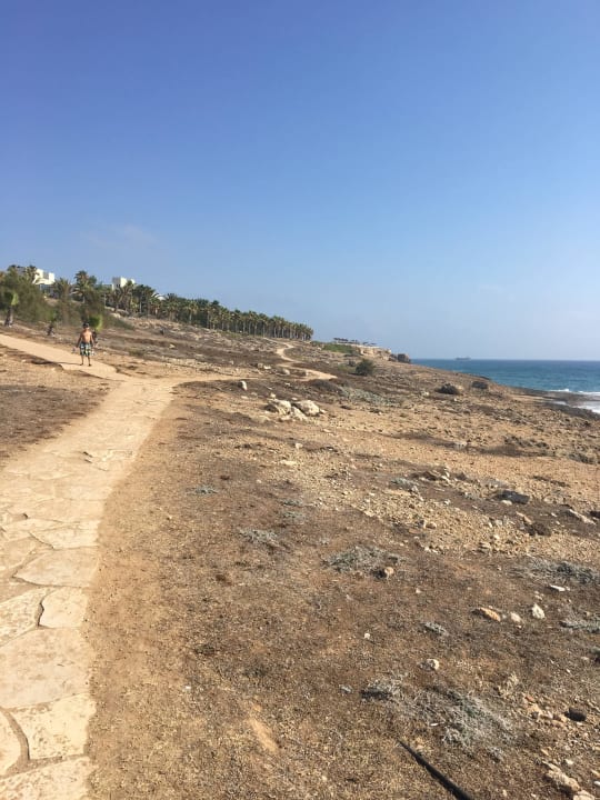 Nur Felsen und min. 300 Meter entfernt Azia Resort & Spa