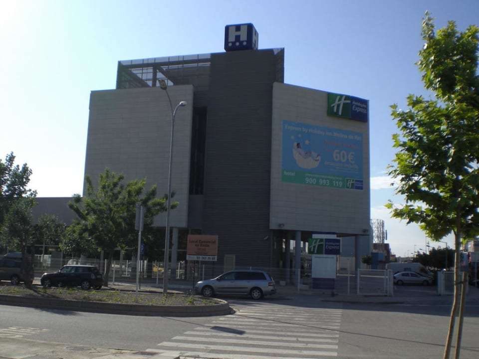 Hotel vom Park aus gesehen Hotel Holiday Inn Express Molins De Rei