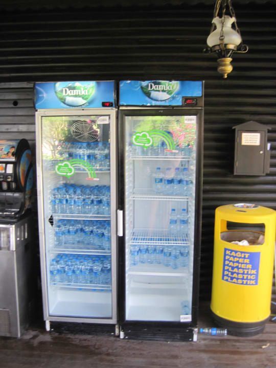 Ein Kühlschrank mit Wasser an der Strandbar Arcanus Hotels Sorgun