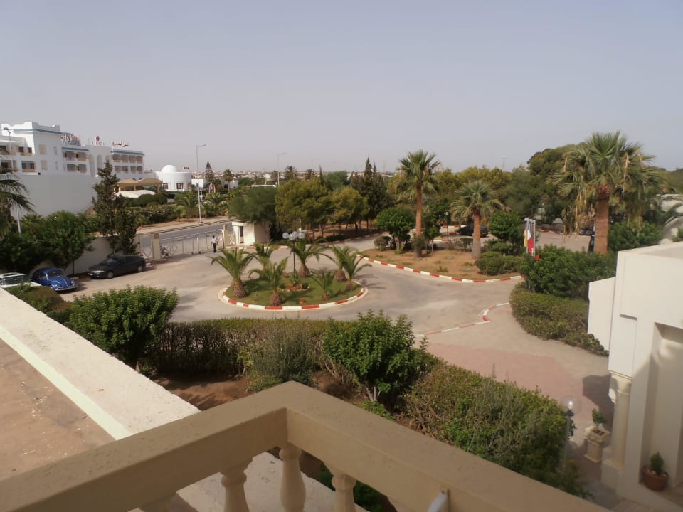 Ausblick auf die Straße und dem Eingang Hotel Neptunia Skanes