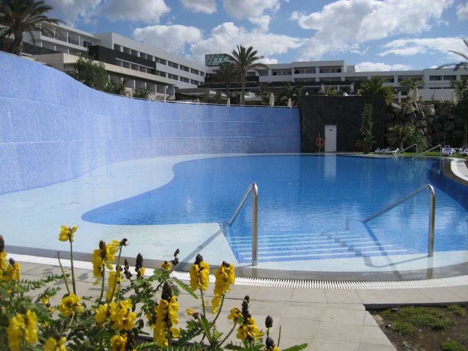 Poolanlage mit Gartenstück im unteren Bereich Hotel Costa Calero
