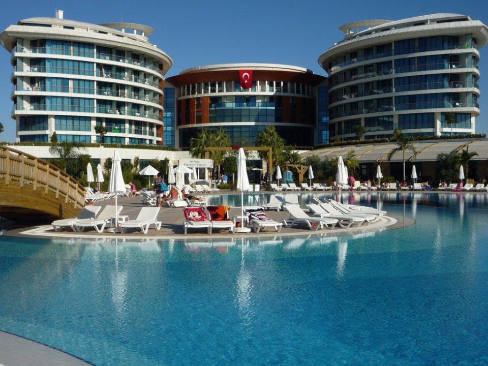 Der Hauptpool direkt vor dem Hauptgebäude Hotel Baia Lara