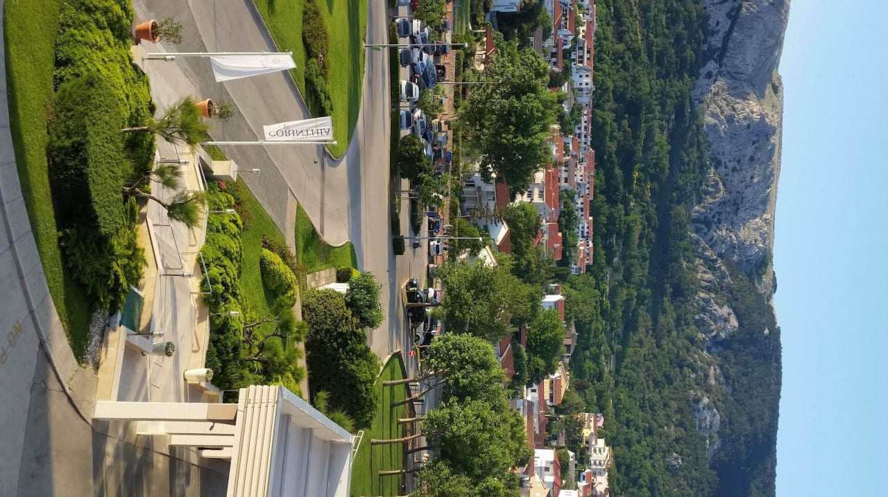 Hotel von aussen gesehen (Strassenseite) Hotel Baska