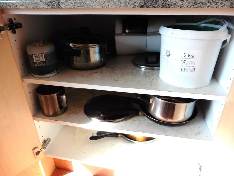 Gemeinschaftsküche: dreckige Schränke und Töpfe Konvin Hotel by Reykjavik Keflavik Airport