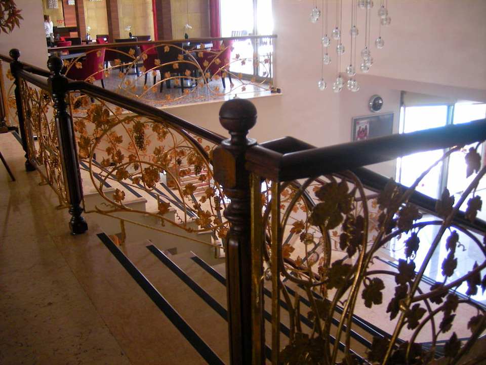 Treppe zum Büffetraum & Poolanlage Hotel Grand Okan