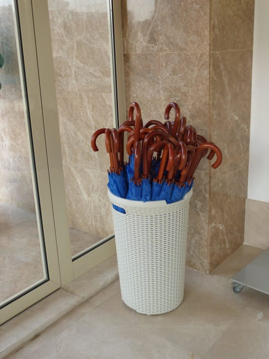 Schirme stehen am Hoteleingang und -ausgang Sentido Trendy Verbena Beach