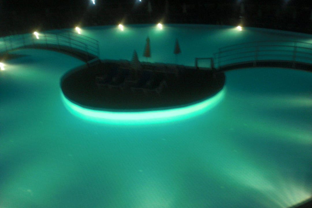 Pool am Abend Cenger Beach Resort & Spa