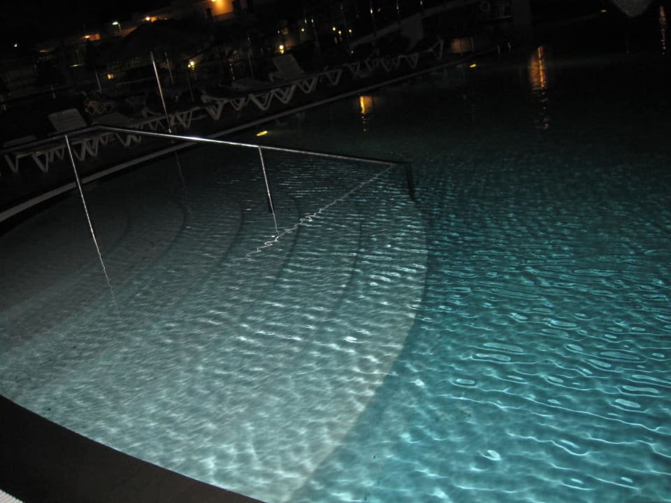 Basen nocą Hotel THB Tropical Island