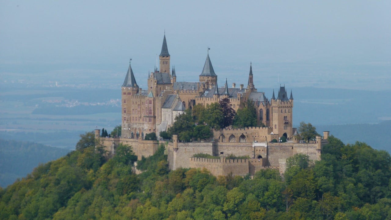 Nicht mal 1 km vom Hotel dieser Ausblick zur Burg  Berghotel Zollersteighof