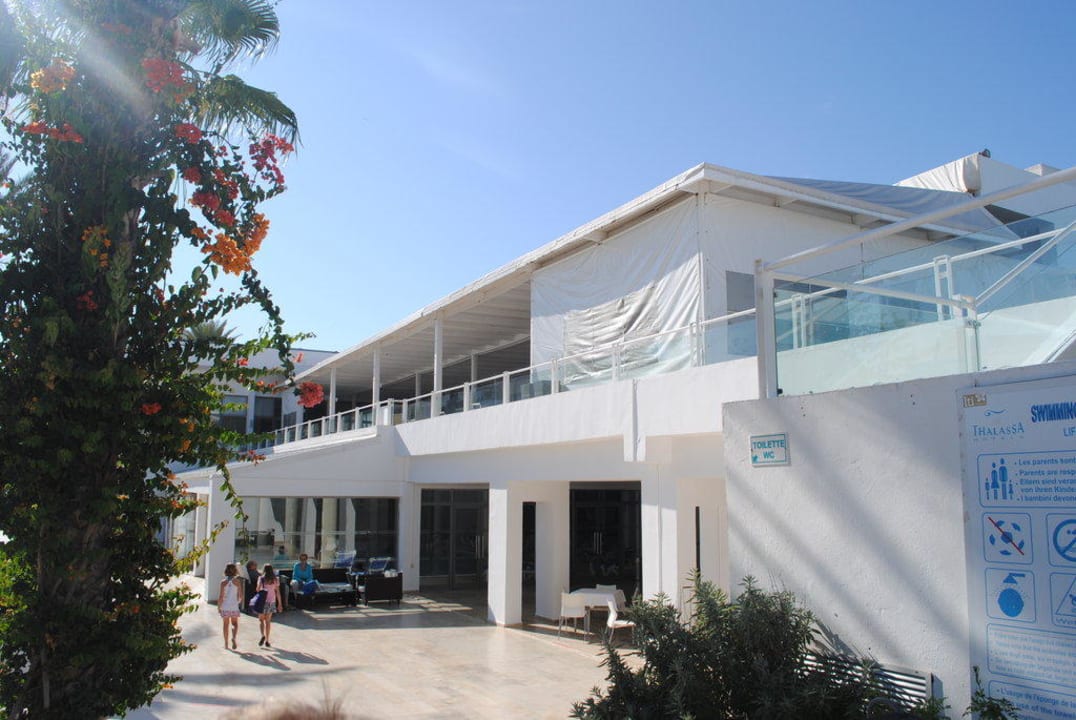 Oben: Terrasse vom Restaurant/ unten: Hallenbad  Thalassa Sousse